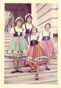 FAMILLE 019 ORAN 1960 OPERA D ORAN ENTREE DES ARTISTES MARIE LYNE EN PAYSANNE